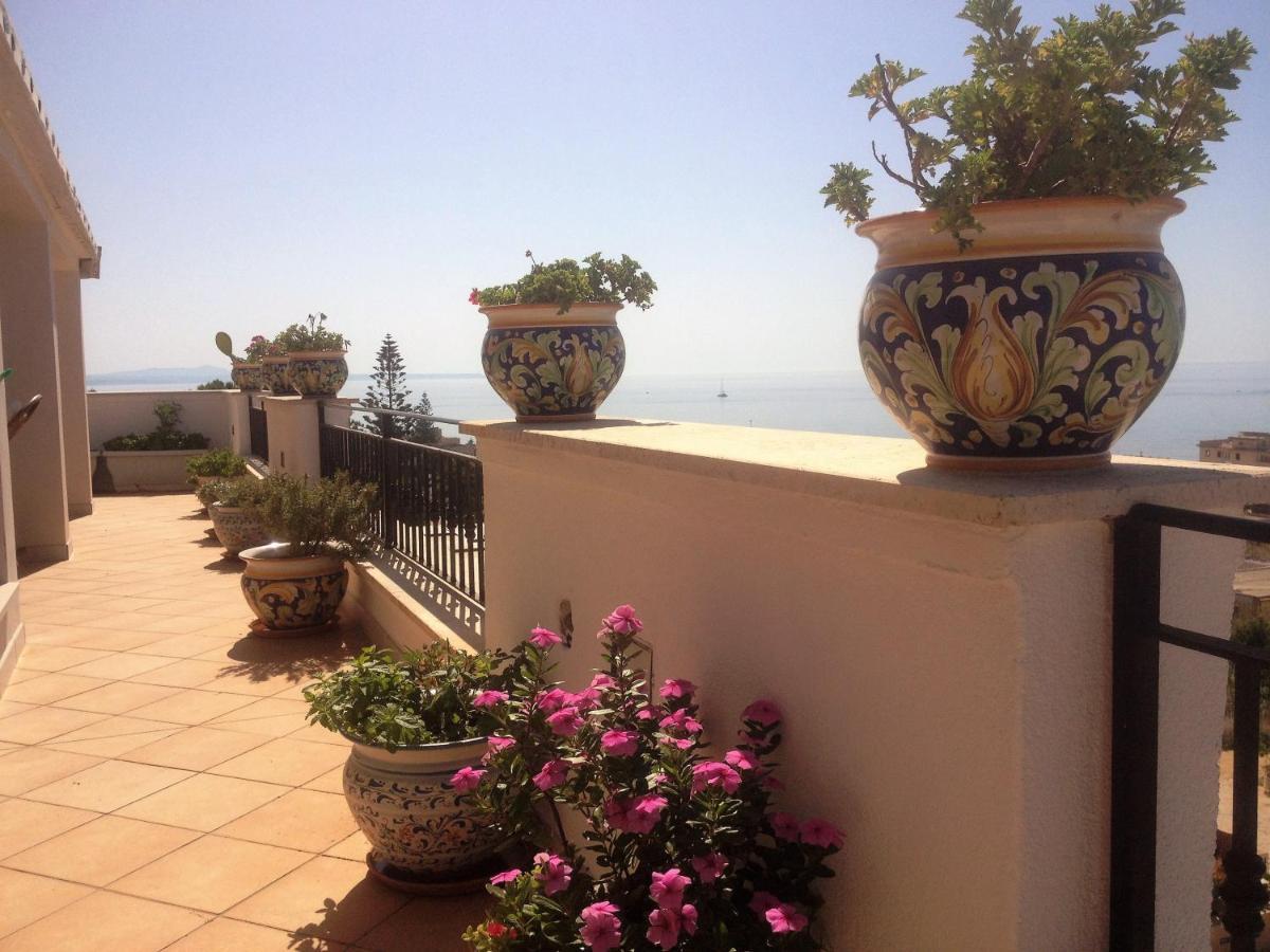 Villa Ceni - Appartamenti Con Camere, Cucina, Wc E Terrazza Sul Mare In Villa Con Piscina, Giardino E Parcheggio マリネッラ エクステリア 写真
