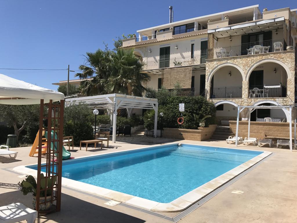Villa Ceni - Appartamenti Con Camere, Cucina, Wc E Terrazza Sul Mare In Villa Con Piscina, Giardino E Parcheggio マリネッラ エクステリア 写真