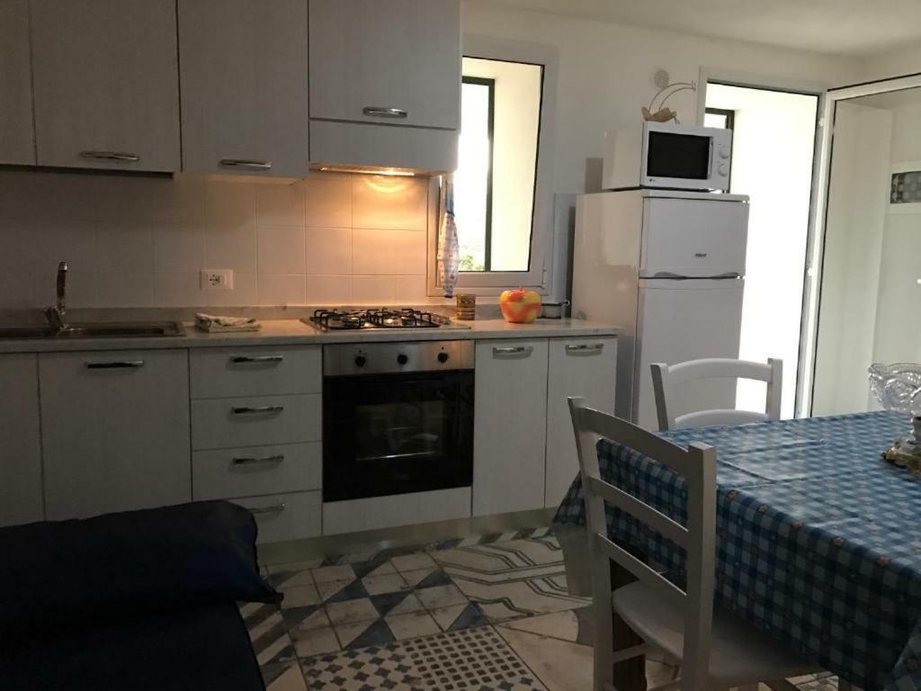 Villa Ceni - Appartamenti Con Camere, Cucina, Wc E Terrazza Sul Mare In Villa Con Piscina, Giardino E Parcheggio マリネッラ エクステリア 写真