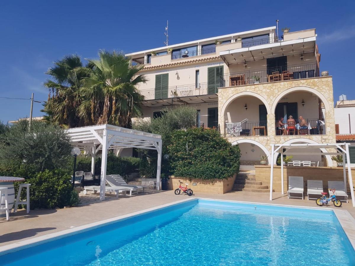 Villa Ceni - Appartamenti Con Camere, Cucina, Wc E Terrazza Sul Mare In Villa Con Piscina, Giardino E Parcheggio マリネッラ エクステリア 写真